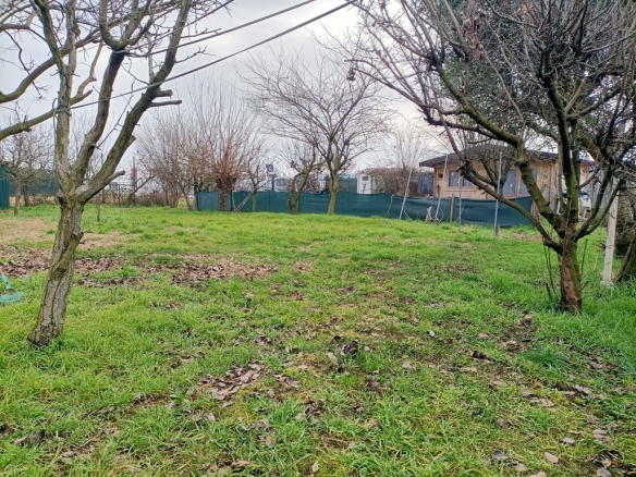 Terreno recintato pianeggiante con doppio ingresso