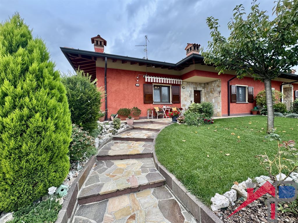 d0ff0d99-803e-4ea7-b0df-effd6a349abc Porzione di Villa bifamiliare