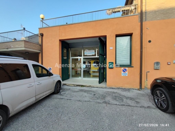 Locali ad uso laboratorio o deposito con ampi spazi esterni