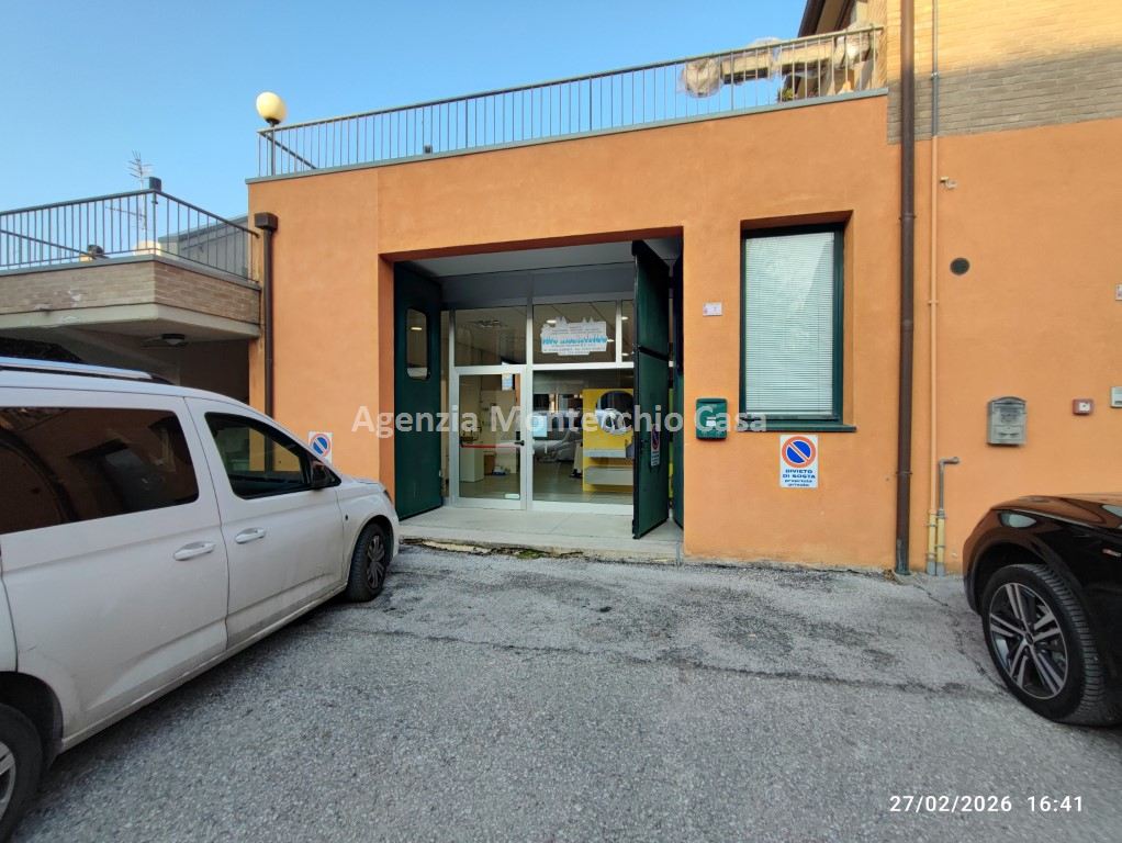 Locali ad uso laboratorio o deposito con ampi spazi esterni
