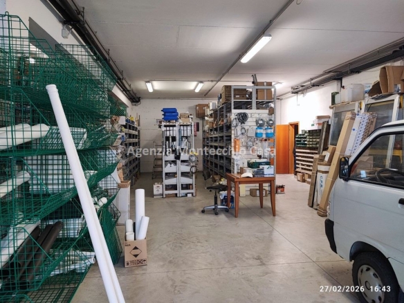 Locali ad uso laboratorio o deposito con ampi spazi esterni