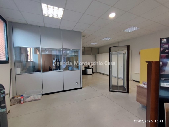 Locali ad uso laboratorio o deposito con ampi spazi esterni