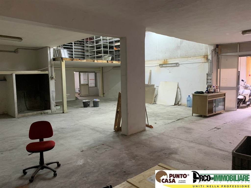 Magazzino/laboratorio 195 mq con accesso carrabile, soppalco e ufficio