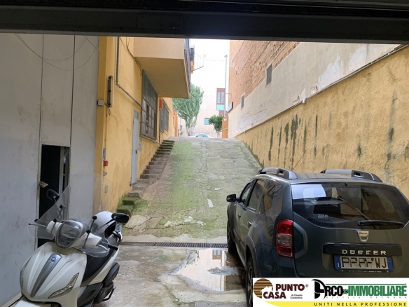 Magazzino/laboratorio 195 mq con accesso carrabile, soppalco e ufficio