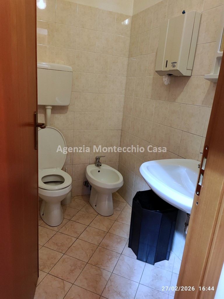 Locali ad uso laboratorio o deposito con ampi spazi esterni