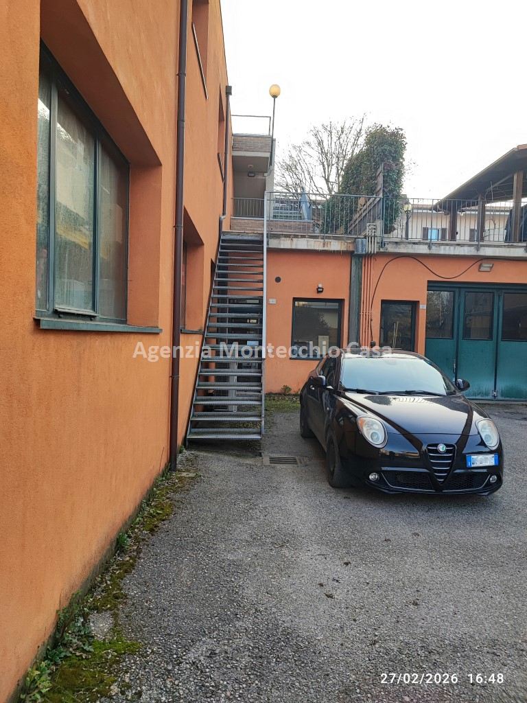 Locali ad uso laboratorio o deposito con ampi spazi esterni