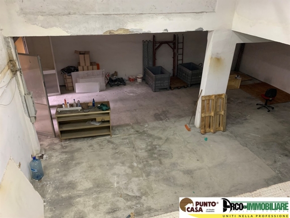 Magazzino/laboratorio 195 mq con accesso carrabile, soppalco e ufficio
