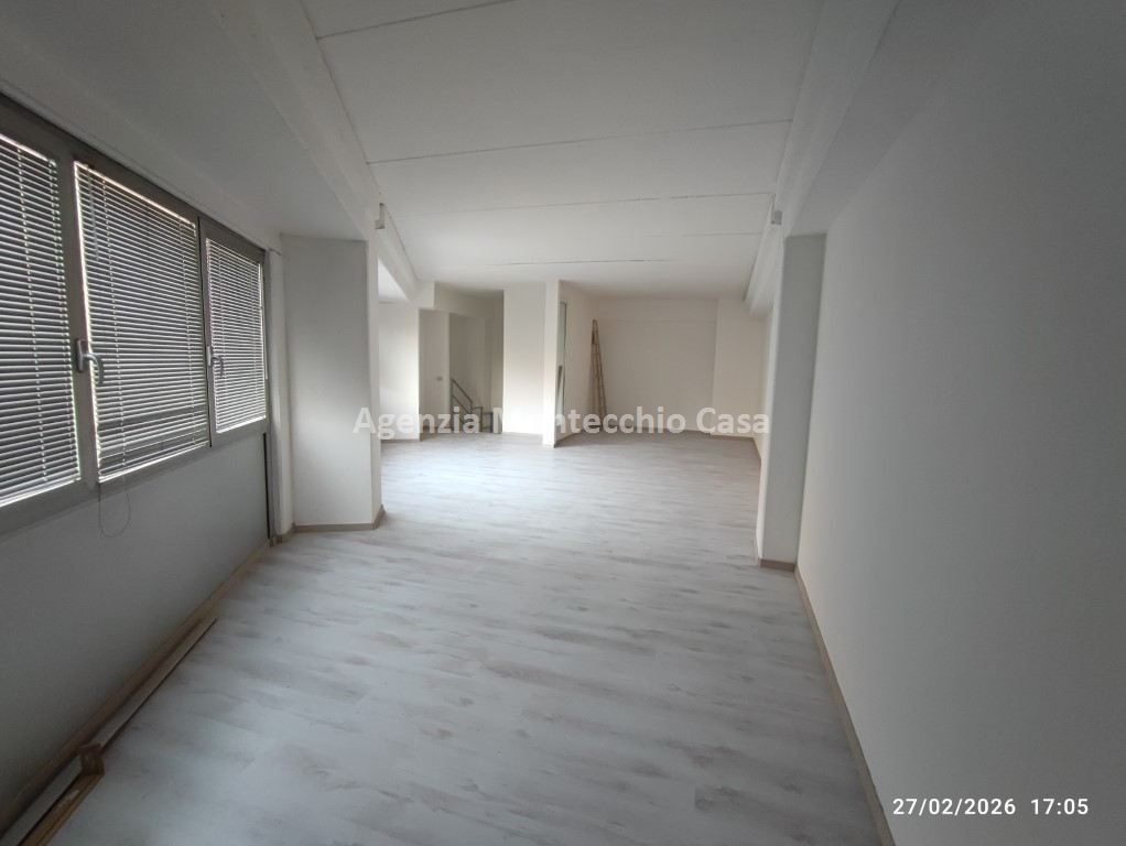 b686630a-b4a3-4631-9200-fe68b7e4e9a7 Laboratorio e uffici soppalcati