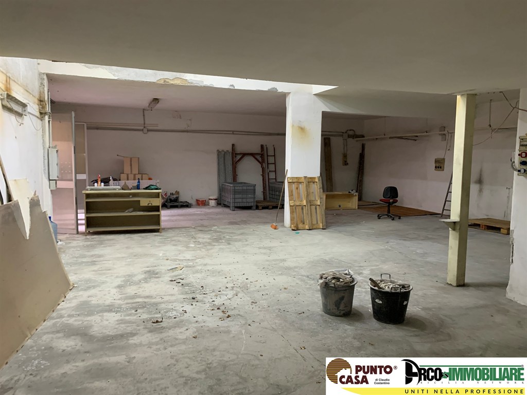 Magazzino/laboratorio 195 mq con accesso carrabile, soppalco e ufficio