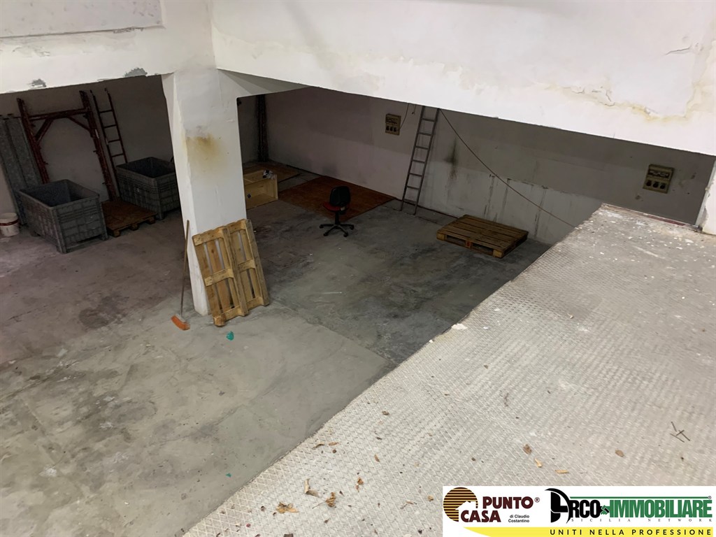 Magazzino/laboratorio 195 mq con accesso carrabile, soppalco e ufficio