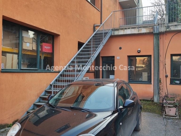 Locali ad uso laboratorio o deposito con ampi spazi esterni
