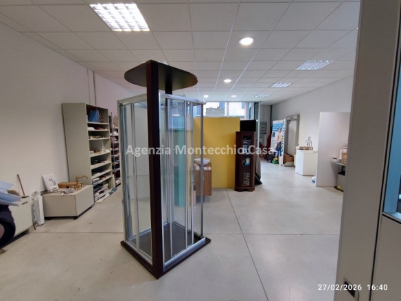 Locali ad uso laboratorio o deposito con ampi spazi esterni