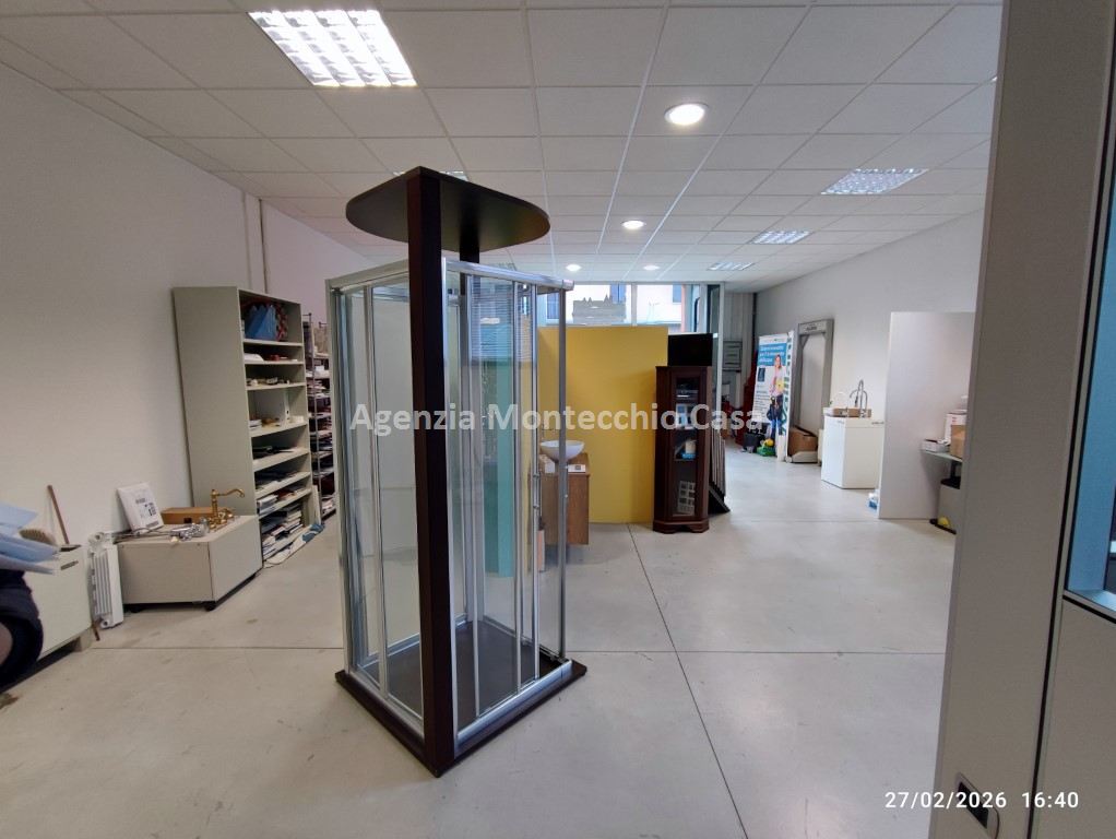 Locali ad uso laboratorio o deposito con ampi spazi esterni