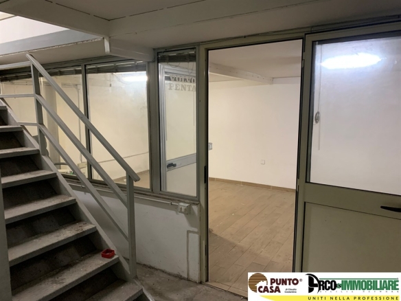 Magazzino/laboratorio 195 mq con accesso carrabile, soppalco e ufficio