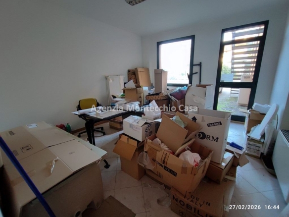 Locali ad uso laboratorio o deposito con ampi spazi esterni