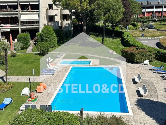 Bilocale su due livelli e piscina